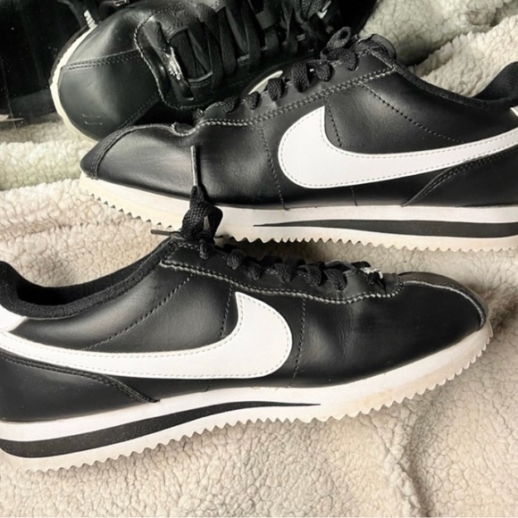 Nike ‘72 Cortez Men’s Black Leather with White Nike Swoosh Classic style shoes - Picture 1 of 17